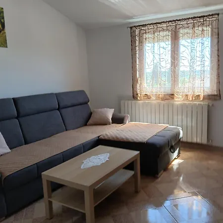 Lara Apartman *