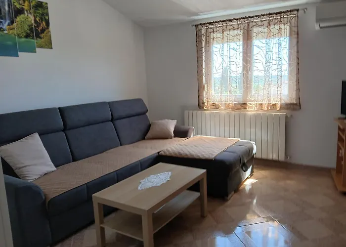 Lara Apartman *